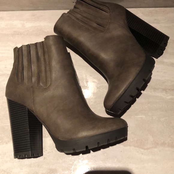 Candies chunky platform ankle lug style booties - Picture 4 of 6